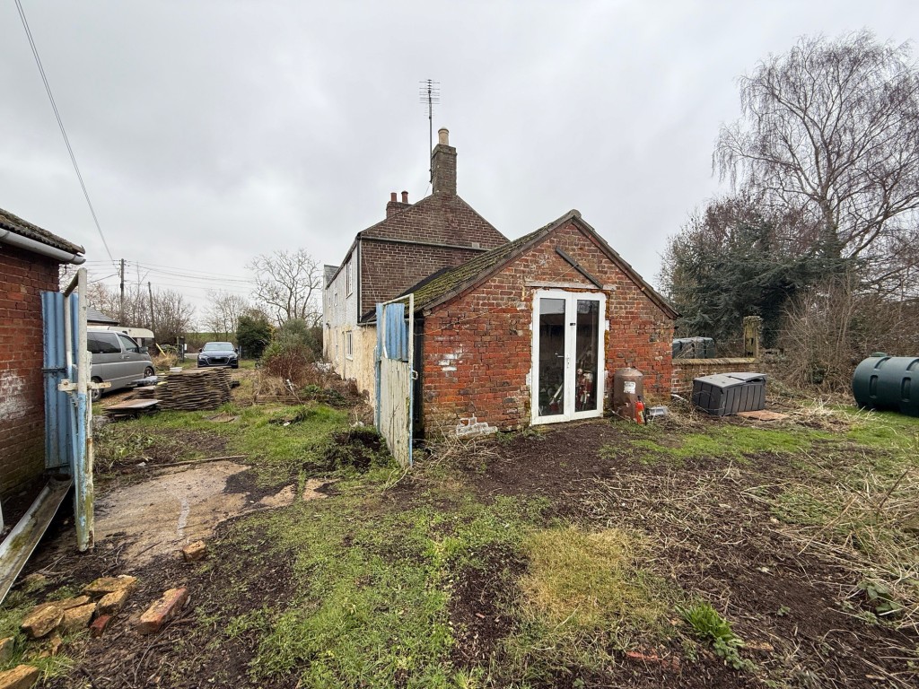 Lot: 82 - HOUSE FOR REPAIR AND IMPROVEMENT - Side aspect of dwelling